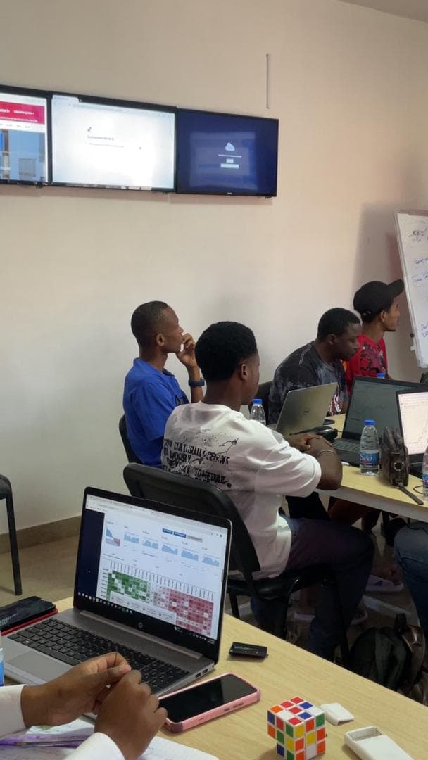 Apprenants suivant le formateur